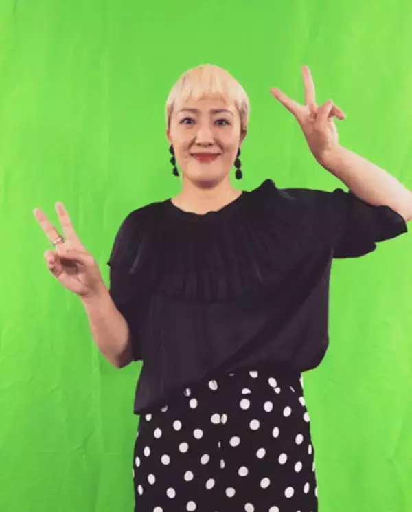 「丸山桂里奈、夢が叶った！グリーンバック前でピースSHOT」の画像