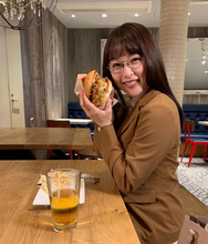 桜井日奈子、ボリューミーなハンバーガーに満面の笑み