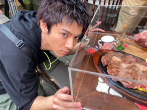 山田裕貴、キリッ！ステーキを前に凛々しい表情のオフ写