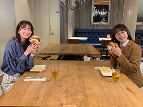 桜井日奈子＆岡崎紗絵、ハンバーガーを持った幸せな瞬間