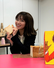 岡崎紗絵、高級食パンに笑顔溢れるオフショにファン反響