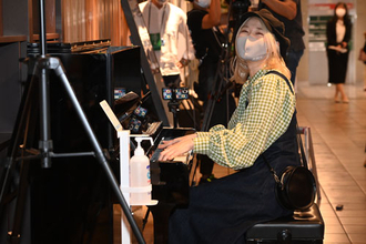 ハラミちゃん、渋谷マークシティでピアノ生演奏披露！