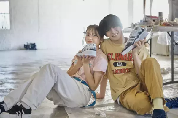 「『虹オオカミ』メンバーによるカスタムスニーカーを展示」の画像