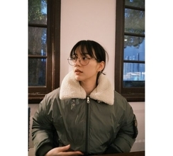 のん、眼鏡×ボアジャケット“冬のほっこりオフショット”