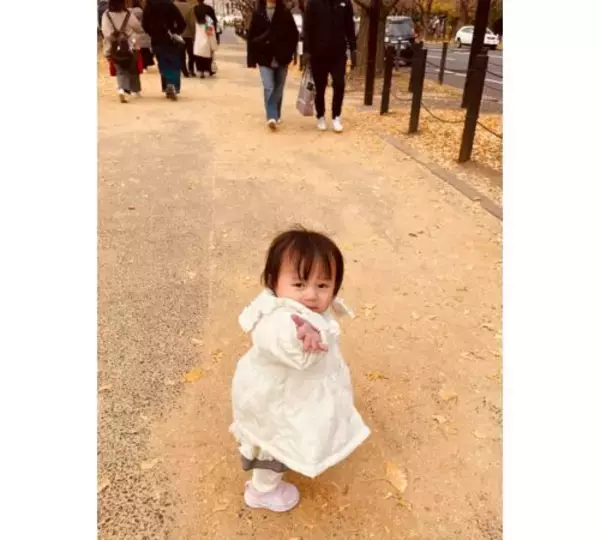 「極楽とんぼ･山本圭壱、１歳愛娘のにこにこ散歩ショット公開」の画像