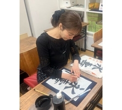 新山千春、書道教室通いを報告…筆を走らせる姿を披露