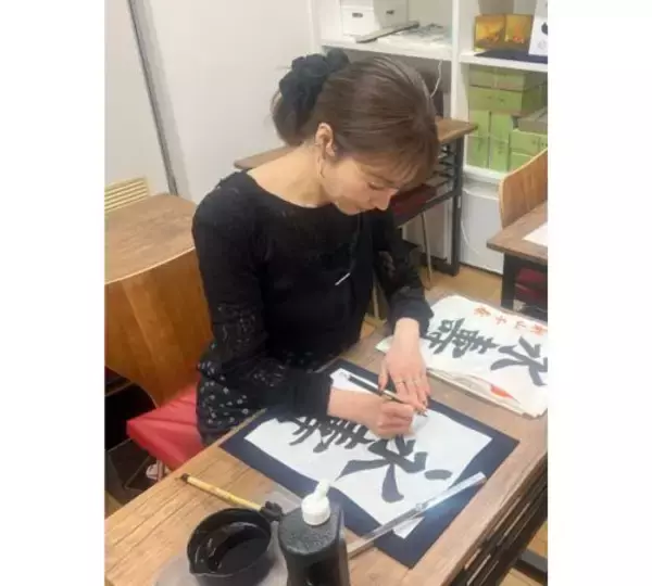 新山千春、書道教室通いを報告…筆を走らせる姿を披露