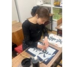 新山千春、書道教室通いを報告…筆を走らせる姿を披露