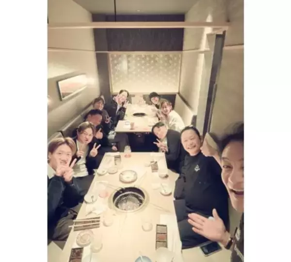 「片岡愛之助、舞台仲間らの誕生日祝福！にぎやかな集合ショット」の画像