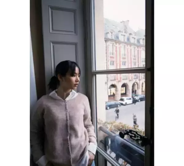 「のん、パリの街で“映画のワンシーンのような姿”を披露」の画像