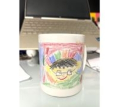 東貴博、10歳長女が幼稚園時代に描いた"宝物マグ"で一息