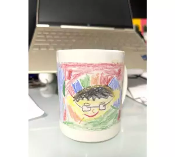 「東貴博、10歳長女が幼稚園時代に描いた"宝物マグ"で一息」の画像