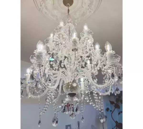 「渡辺美奈代、自宅の豪華シャンデリアを自ら掃除して「スッキリ」」の画像