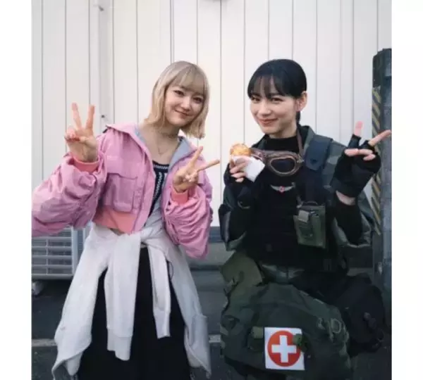 「のん、小宮山莉渚の手作りシュークリームを手に…仲良し２ショット」の画像