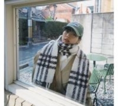 のん、プライベート感あふれる冬の街の“散歩ショット”公開