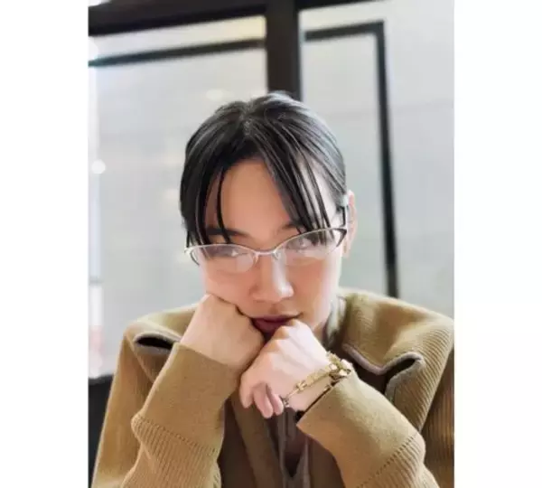 のん、休日プラベショット…シャープな眼鏡×リブニット姿に反響