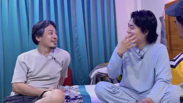 「令和ロマン・くるま、ひろゆきとラブホ風のベッドで添い寝!?」の画像