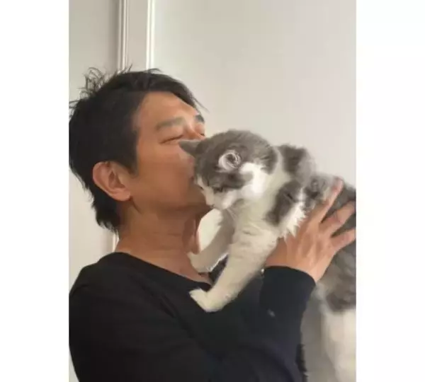 「高橋克典「にゃっ！」、仕事終わりに愛猫抱っこ＆キス写真公開」の画像