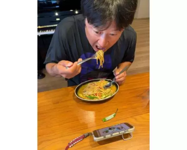小原正子、出張帰りの夫･マック鈴木リクエストの手作りパスタ披露