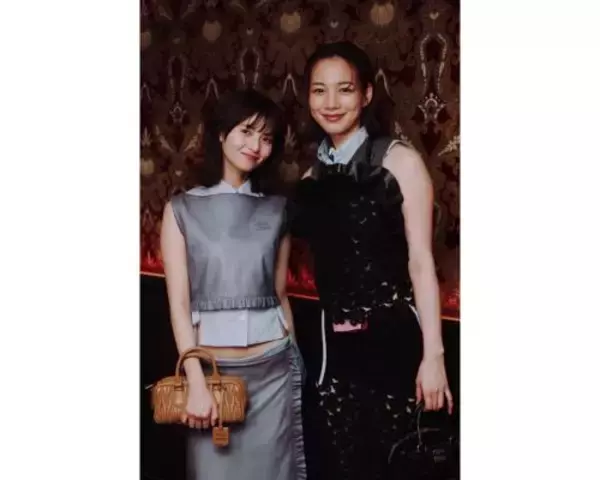 のん、齋藤飛鳥とお腹チラ見せmiumiuコーデショット披露