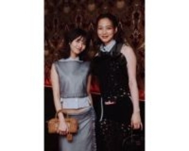のん、齋藤飛鳥とお腹チラ見せmiumiuコーデショット披露