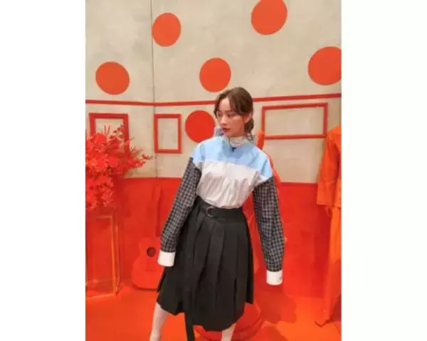 のん、水色×ストライプ×チェックの個性派コーデ披露