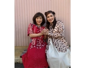 平野ノラ、松本明子との"手つなぎロケ"ショット