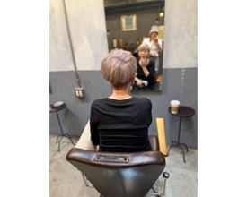 研ナオコ、すっきり襟足×明るめベージュカラーの新ヘア披露