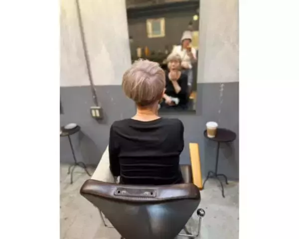 研ナオコ、すっきり襟足×明るめベージュカラーの新ヘア披露