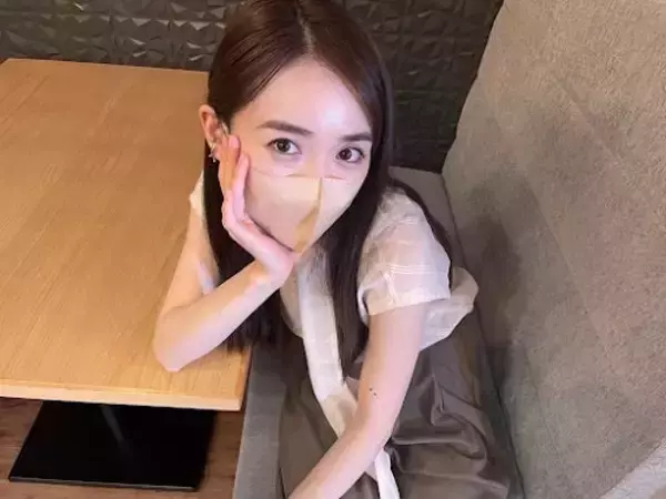 「泉里香、マスク＆頬づえした上目遣い姿に「美しい」の声」の画像
