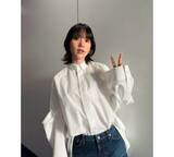 「のん、モード全開白シャツ×美脚のぞくデニムスカートで御殿へ」の画像1