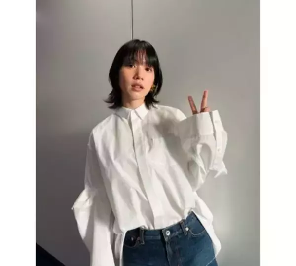 「のん、モード全開白シャツ×美脚のぞくデニムスカートで御殿へ」の画像