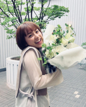平祐奈、ヘレンをイメージした花束を抱え満面の笑み