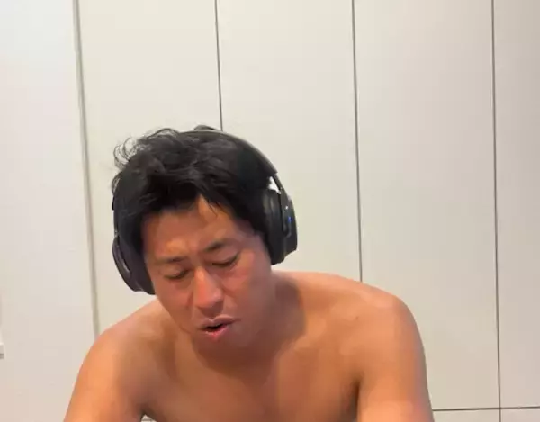 パンサー尾形、上半身裸で“真夏の果実”熱唱