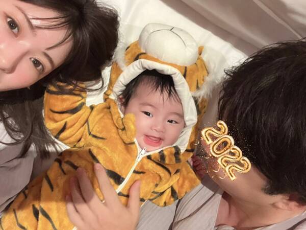 くみっきー 愛息子を囲んだ家族ショットにメロメロ 22年1月7日 エキサイトニュース