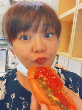 華原朋美、アヒル口でホットドッグを食べる姿にツッコミ