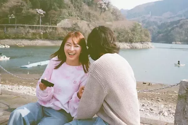 「新山千春、14歳下夫とのレアすぎるラブラブ夫婦ショット公開」の画像