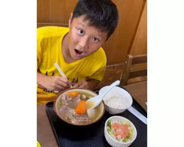 小原正子、11歳長男のチャレンジ精神に驚き…沖縄名物ヤギ汁挑戦