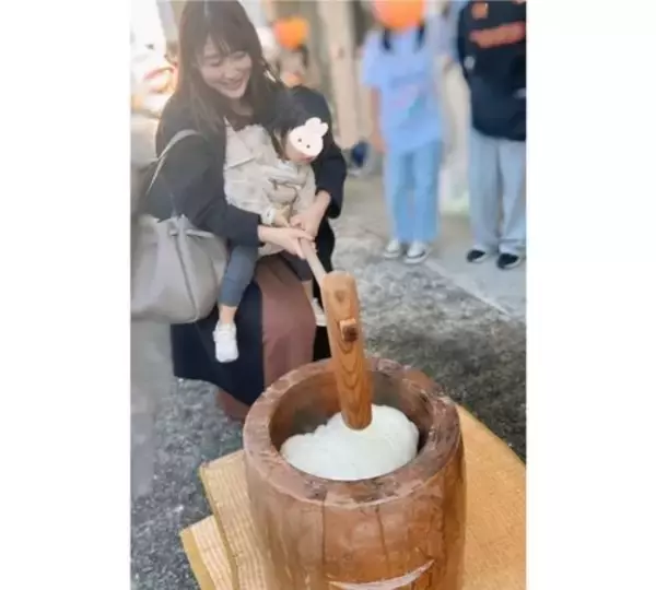 「安めぐみ、10歳長女＆１歳次女との餅つきショット公開」の画像