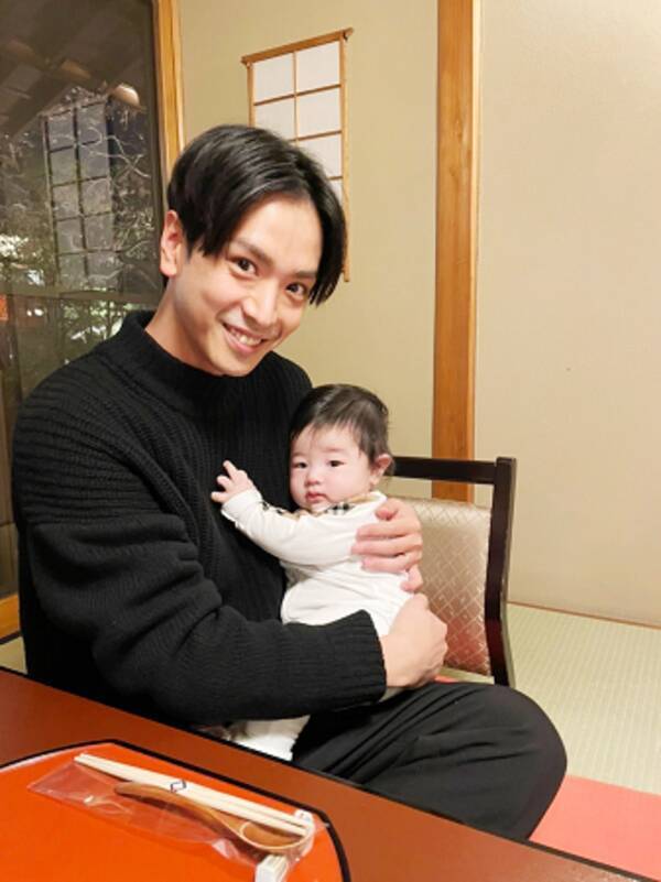 くみっきー 黒羽麻璃央が愛息子を抱っこする姿に感激 22年2月26日 エキサイトニュース