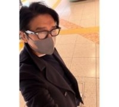 高橋克典、愛妻迎えに東京駅へ…シンプルな楽ちんコーデ披露