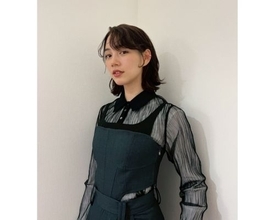 のん、シアートップスでシック＆モードなオフショ披露　