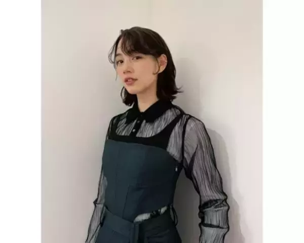 のん、シアートップスでシック＆モードなオフショ披露　