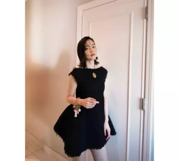 のん、CELINE黒ミニドレスで魅了…SPURのオフショ公開