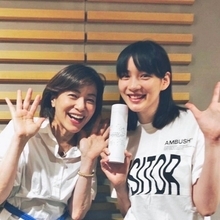 のん、八木亜希子と満面笑みで寄り添う２SHOT公開