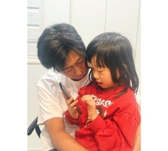 パンサー尾形、帰宅後すぐに愛娘＆愛犬とラブラブ