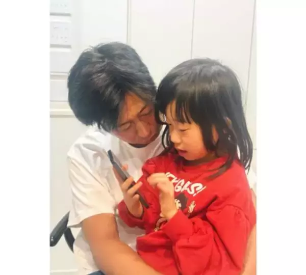 パンサー尾形、帰宅後すぐに愛娘＆愛犬とラブラブ