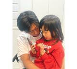 「パンサー尾形、帰宅後すぐに愛娘＆愛犬とラブラブ」の画像2