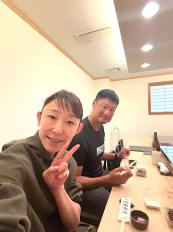 小原正子、夫・マック鈴木からのBDお祝いランチに感激