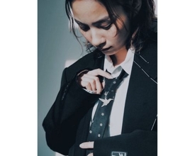 のん、男前黒スーツ姿から華やか赤チェックワンピ姿までライブ衣装披露